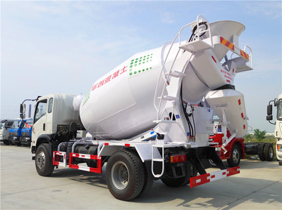 大運(yùn)6方水泥攪拌車 高效運(yùn)輸?shù)目煽窟x擇